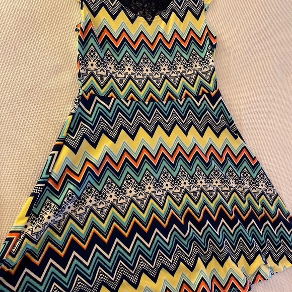 Derek Heart Juniors Multi-Color Zig-Zag Chevron Print A-Line Dress with Lace on - Picture 3 of 6